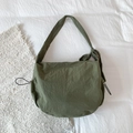 Bolso bandolera de nailon verde oliva tipo dumpling con lazo lateral y correa ancha - Verde
