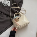 Détail d'un sac cabas en cuir crème avec un charm ours en peluche et le logo - Blanc Crème avec Pendentif