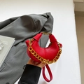 Mini sac demi-lune rouge avec texture litchi et poignée chaîne dorée audacieuse - Rouge