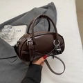 Bolso bowling vintage marrón oscuro en piel de cera con candado de plata y correa ajustable - Café con Colgante