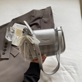 Silberne Polka-Dot-Tasche mit Perlenspitze-Schleife und geprägten Texturen für Damen - Silber