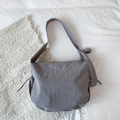 Bolso bandolera gris minimalista de nailon lavado con una elegante correa anudada - Gris