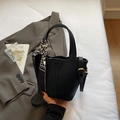 Bolso tipo cubo negro clásico con diseño de lichi, pañuelo de pata de gallo y asa - Negro