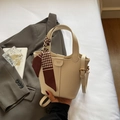 Bolso tipo cubo minimalista en cuero beige con detalle de pañuelo pata de gallo - Blanco Roto