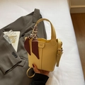 Bolso saco minimalista de cuero amarillo con pañuelo de seda de pata de gallo - Amarillo