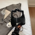 Sac hobo noir chic avec poignée froncée et bandoulière en chaîne argentée élégante - Noir avec pendentif