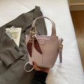Bolso tipo cubo lavanda con asa de pañuelo de seda y correa de hombro ajustable - Morado