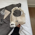Sac hobo crème avec poignée froncée, charme monstre en peluche et chaîne argentée - Beige Avec Charme