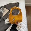 Sac à bandoulière jaune plissé avec chaîne argentée et pompon blanc en peluche - Jaune avec Pendentif