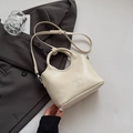 Schicke cremeweiße Beuteltasche mit runden Griffen und verstellbarem Schultergurt - Cremeweiß (Ohne Anhänger)