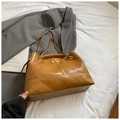 Borsa tote in pelle trapuntata color caramello con catena d'oro e chiusura vintage - Marrone