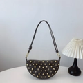 Sac à bandoulière demi-lune gris foncé tendance avec rivets dorés et fini suède - Gris