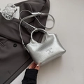 Silberne Metallic-Eimertasche mit Crinkle-Struktur und praktischem Tragegriff - Silber Ohne Anhänger