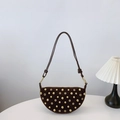 Sac demi-lune en daim marron foncé avec rivets dorés et bandoulière à nœuds élégants - Marron