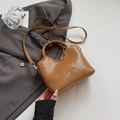 Schicke braune Beuteltasche mit Faltenstruktur und verstellbarem Riemen auf Anzug - Braun Ohne Anhänger