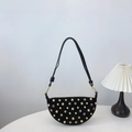 Sac bandoulière en daim noir style motard avec rivets dorés et détails punk cloutés - Noir