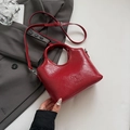 Modische dunkelrote glänzende Plissee-Eimertasche mit schickem Schultergurt und Handgriff - Rot (Ohne Anhänger)