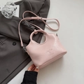 Rosafarbene Eimertasche aus genarbtem Leder mit silbernen Beschlägen und Gurt - Rosa Ohne Anhänger