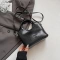 Glänzende schwarze Beuteltasche mit Griff und Umhängeriemen auf einem Blazer - Schwarz ohne Anhänger