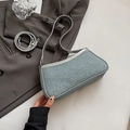 Detail der hellblauen Denim-Achseltasche mit silbernen Nieten und grauen Lederakzenten - Silber