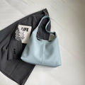 Detailaufnahme der hellblauen Tote-Tasche aus genarbtem Leder mit eleganter Naht - Blau