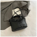 Borsa a secchiello nera minimalista con trama a coccodrillo e tracolla - Senza Ciondolo / Nero