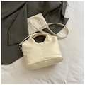 Borsa a secchiello bianco crema minimalista con trama a coccodrillo e tracolla lunga - Senza Ciondolo / Bianco