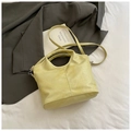 Borsa a secchiello gialla con motivo a coccodrillo goffrato, manici e tracolla rimovibile - Senza Ciondolo / Giallo