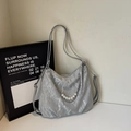 Detail of silver-grey tote bag with metallic texture, pearl chain and silver accents - Silver No Pendant