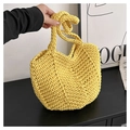 Gros plan sur un sac fourre-tout au crochet jaune fait main avec texture tissée - Taille unique / Jaune
