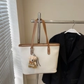 Gros plan d'un grand sac cabas tissé avec bordure en cuir et charmant porte-clés ours - Blanc & Marron (Avec Pendentif)
