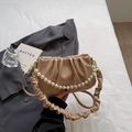Schicke beige Cloud-Umhängetasche mit Falten, Perlenhebel und goldenen Metallbeschlägen - Khaki