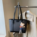 Bolso tote negro de gran capacidad en tela texturizada con ribete de cuero y oso - Negro Con Colgante