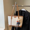 Bolso tote tejido beige con ribete de cuero marrón y un tierno colgante de oso de peluche - Blanco & Marrón (Con Colgante)