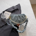Hellblaue geraffte Cloud-Bag mit weißer Perlenkette und verstellbarem Schultergurt - Blau