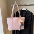 Bolso tote de tejido rosa para mujer con detalles en cuero y un tierno oso de peluche - Rosa Con Colgante