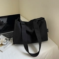 Bolso tote negro de lona para mujer con correa ancha en un ambiente de oficina - Negro