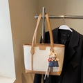 Bolso tote de lona beige con ribete de cuero marrón y un tierno colgante de osito - Blanco con Caqui con Colgante
