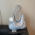 Hellblaue minimalistische Handtasche aus Strukturstoff mit Perlenkette und Anhänger - Mit Anhänger / Blau mit Anhänger