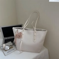 Elegante borsa tote bianco crema motivo coccodrillo con ciondolo orso e nastro di seta - Bianco Sporco