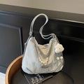 Silberne metallische Schultertasche mit Perlenkette und Wolken-Plüsch-Anhänger - Mit Anhänger / Silber mit Anhänger