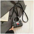 Dettaglio mini borsa a secchiello a quadretti con ricamo a orsetto e bordo a volant - Nero