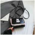 Détail du sac à bandoulière noir avec froufrous roses et écusson de chiot blanc - Noir Grand