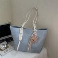 Borsa tote celeste effetto coccodrillo con spalline bianche e ciondolo a orsetto - Blu