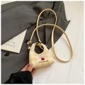 Dettaglio della mini borsa a secchiello per cuccioli con motivo a scacchi gialli e pizzo - Giallo