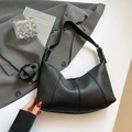 Borsa baguette minimalista in pelle martellata nera con pannelli cuciti e doppia tracolla - Nero