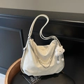 Weiße Hobo-Umhängetasche mit Perlenkette und weichem Wolkenanhänger als Accessoire - Mit Anhänger / Cremeweiß mit Anhänger