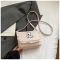 Détail du sac bandoulière rose avec pois, bordure en dentelle et broderie de chien - Rose Grand