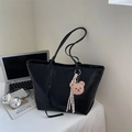 Borsa tote nera con motivo a coccodrillo, ciondolo di peluche e nappa per ufficio - Nero