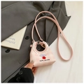 Dettaglio della mini borsa a secchiello a quadri rosa con ricamo e pizzo bianco - Rosa